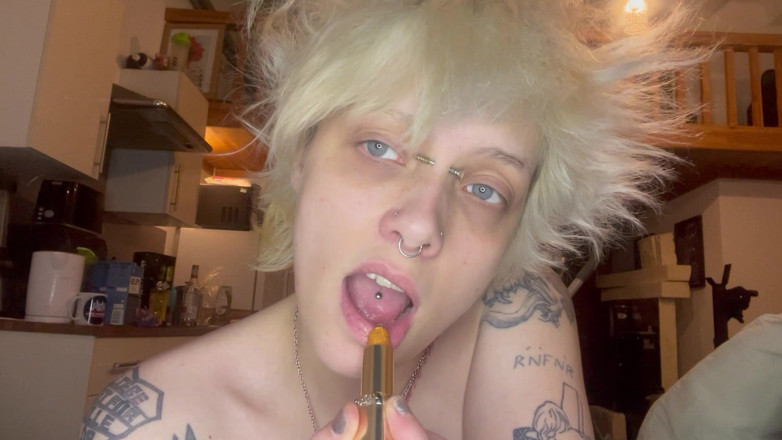 Glitterqueen1999: Ragazza gotica rossetto Fetish che fuma una sigaretta