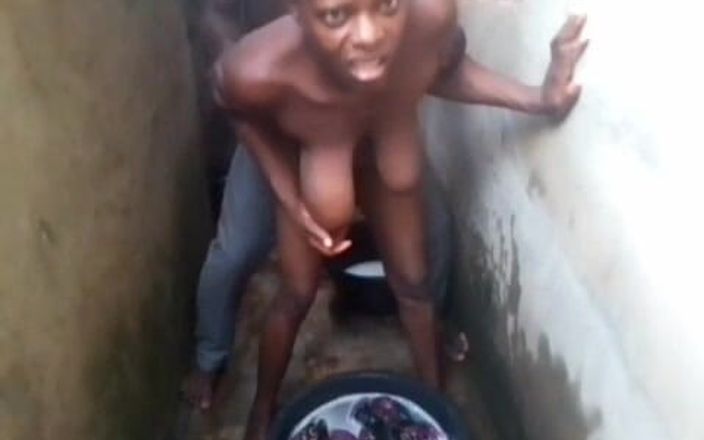 Porn sexline: Scopa donna ebano mentre lava i vestiti