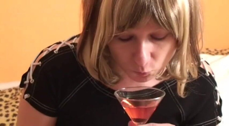 Femdom Austria: Fetishqueenルシッラあなたは非常に特別な食前酒を提供しました