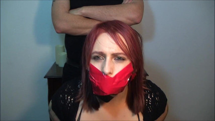 Selfgags classic: 顺从的荡妇被她的主人堵嘴！