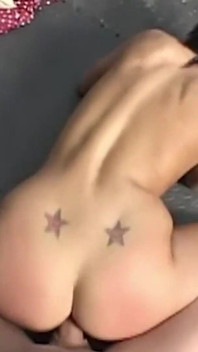 当她的男人在车里等的时候，淫荡的金发女郎在寻欢洞里吮吸鸡巴