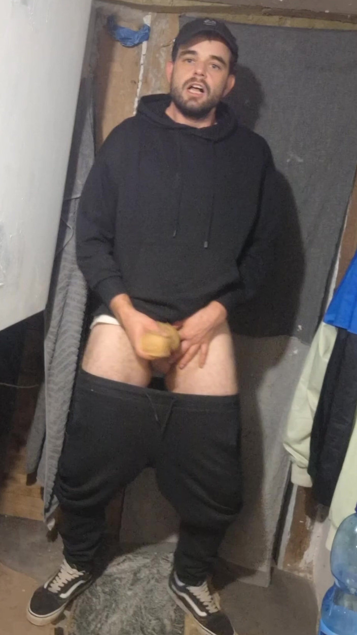 jerkofflover: Skater eiacula in un edificio abbandonato