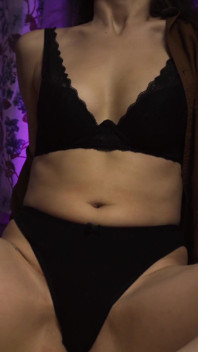 Esbelta milf se acaricia na câmera