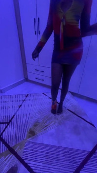 苗条的黑人非洲女神短裙跳舞恋足癖
