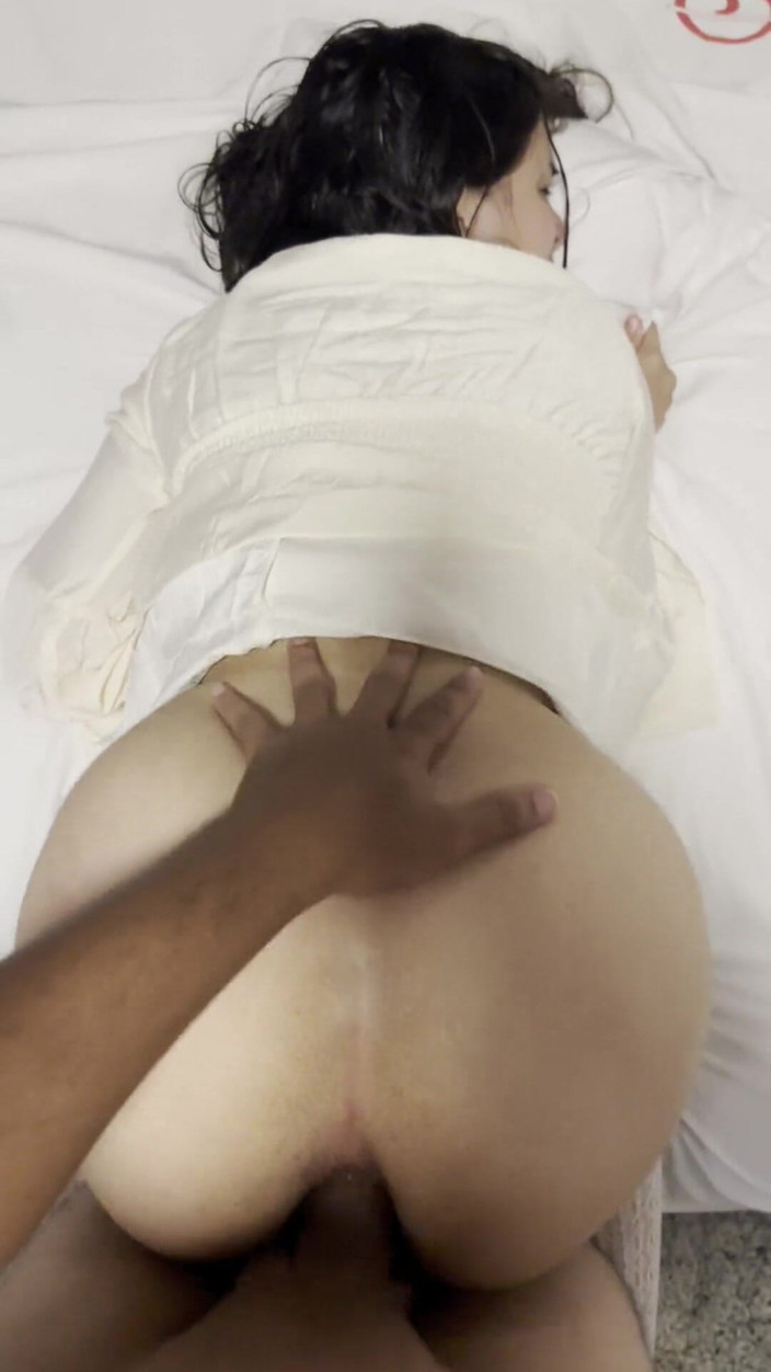 CASALCUIABAMT: 经验丰富的男人在 2 个洞里操年轻女孩