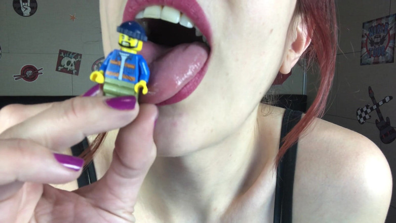 Candystart Videos: Великанша поедает фетиш