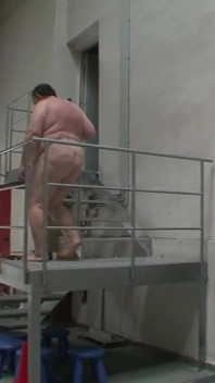 Blond meisje doet hardcore bdsm en slaaf in een kliniek