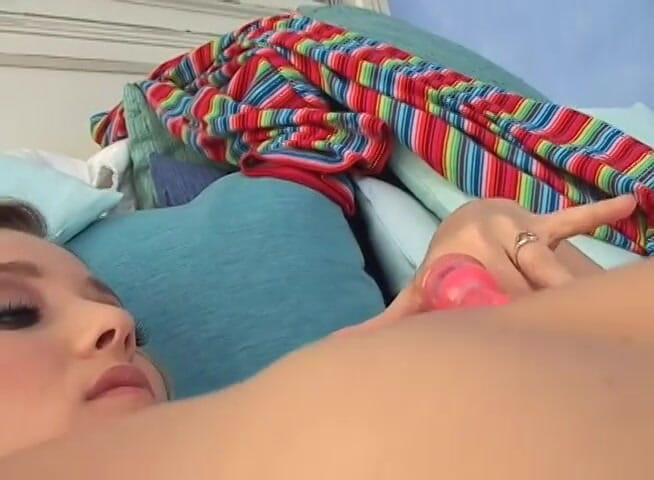 Anna's girls: Blonďatá kočička s velkými kozami miluje stimulaci klitorisu