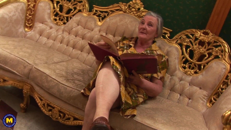 Mature NL: Nenek Dijilat Pepeknya Oleh Pembantu Rumah Muda