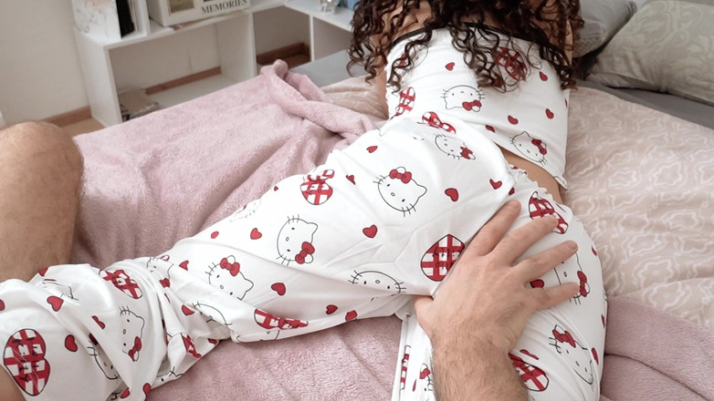 LittlePinky140: 继父看我玩手机然后操我时会被打屁股