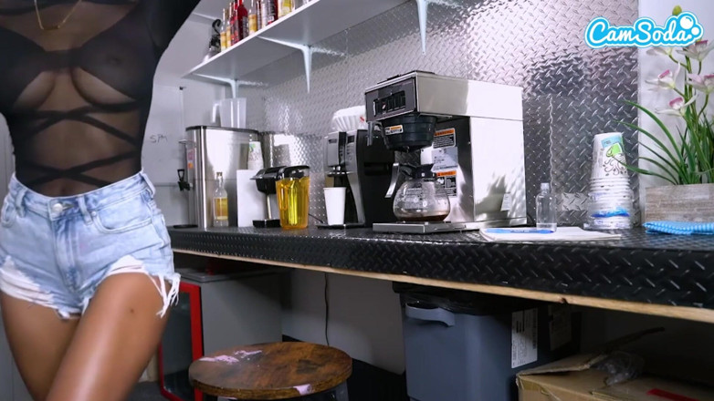 CamSoda: Mükemmel Götlü Ve Büyük Memeli Zenci Genç Barista Iş Yerinde...