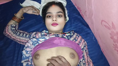 Ramashish: Hintli kız yüzünü ve göğüslerini gösteriyor