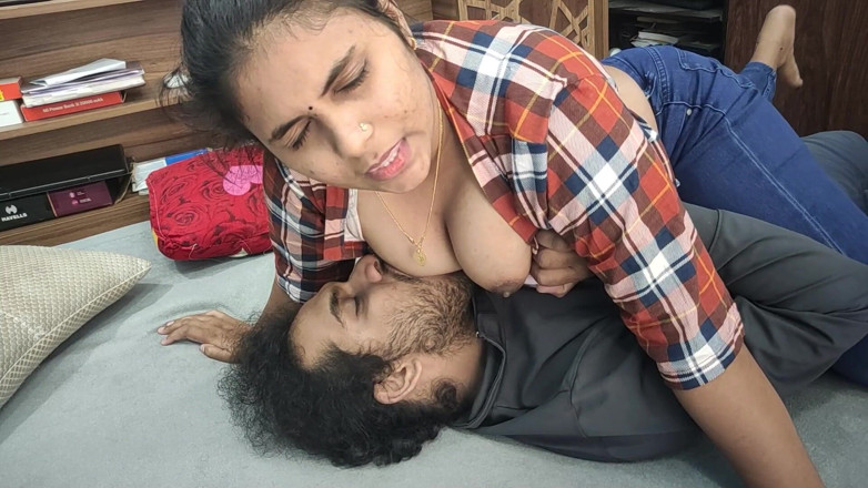 Vaishnavysharunraj: Mallu pár sexy prsa saje romantiku, indický pár prsa sání,...