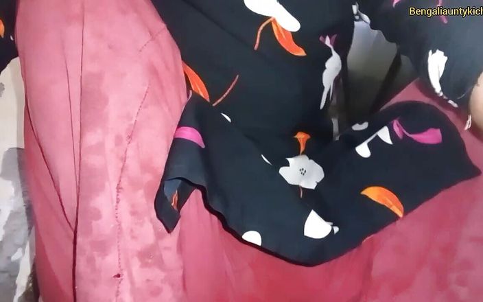 Bengaliauntykichut: Memekku gatal banget, jadi aku mandi ya.