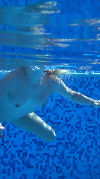Mona Blue își fute fratele vitreg Underwater