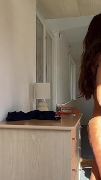 Calda MILF Viene Ingannata Dal Suo Tuttofare E Finisce per Farsi Scopare Duro