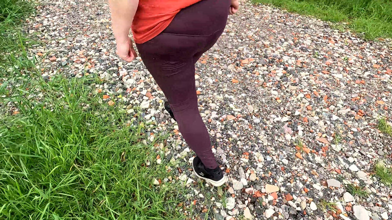Bouncy Tits Action: 목초지와 목초지에서 훈련하는 젖탱이