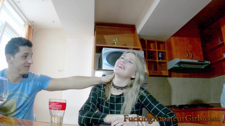 Fucking Amateur Girls: Submisivní blondýnka dlouho a drsně ošukaná dvěma tvrdými muži