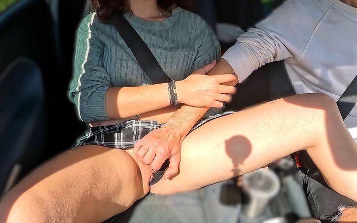 HelplessTeens: Nettes teen stieftochter von ihrem stiefvater fingern während der fahrt...