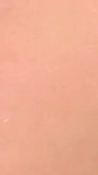 Ruda dziewczyna uwielbia bawić się kutasem swojej przyjaciółki wraz z jego zabawką erotyczną