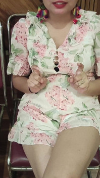 Sexy holka je nahá se svým kancelářským přítelem při hraní hry s kamenným papírem