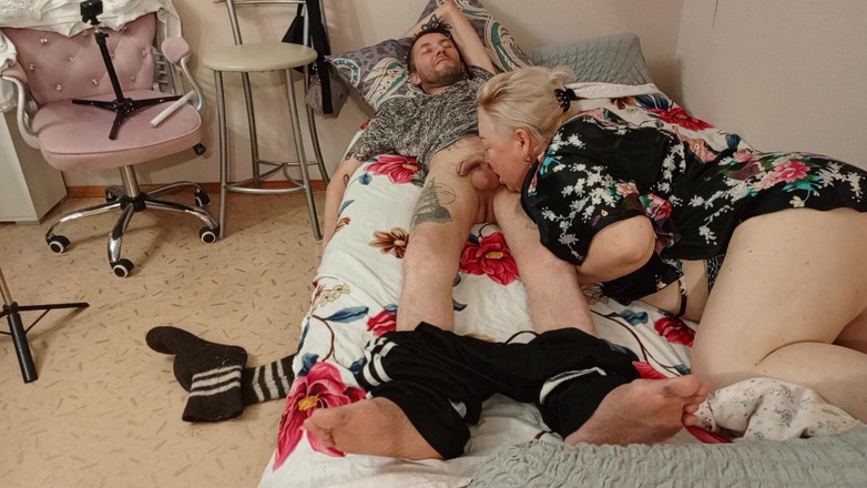 Zona901: 펠라하고 정액을 삼키는 새엄마