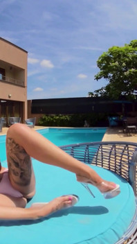 De Derrière La Caméra, Une Bombe Blonde Et Sandra Sturm