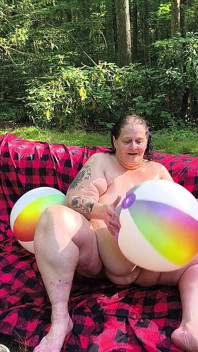 Beach Ball Fight Ona robi się mokra z jej cipki tak ciasne