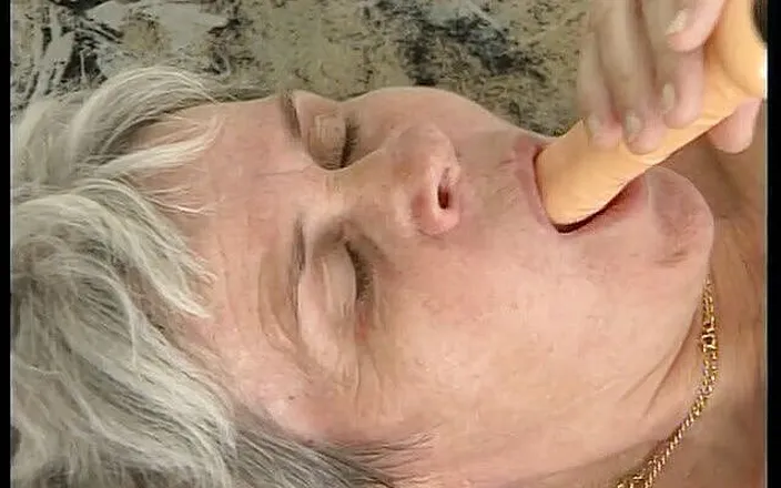 Lucky Wankerz: Horny granny toying her pussy
