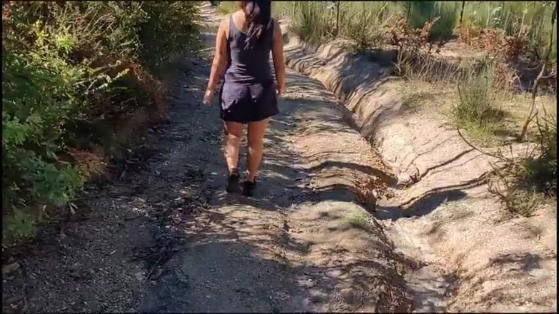 Miss Squirting: Nackt im wald gehen