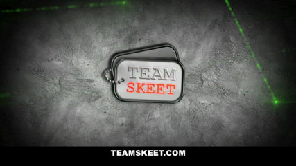 Team Skeet: Pornô casting - Loira gata Emily Austin chupa pau grande e é...