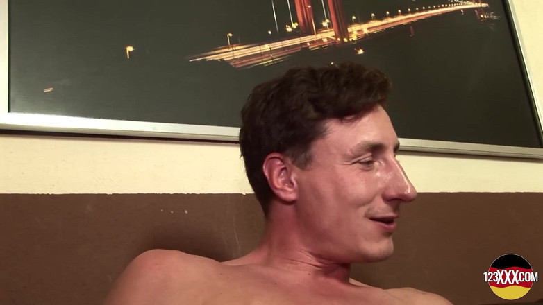 123XXX - 100% Amateurs: Puta alemana tiene sus enormes tetas tatuadas cubiertas de esperma