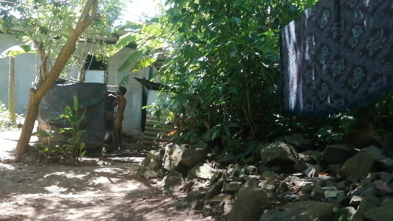 Gimhanboy: मेरा नहाने का समय आउटडोर