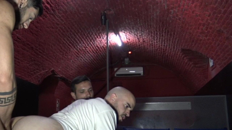 Raw sex with friends from France: Zwei EMCs ficken ihren schwulen Kumpel