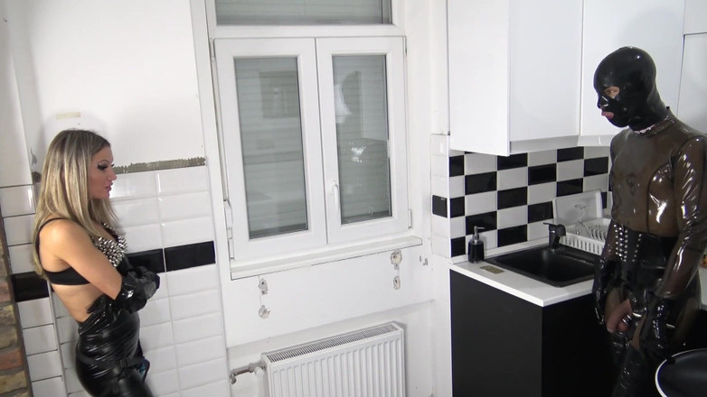 Nikky Thorne: Sexy milfka Tatjana šuká svého otroka v kuchyni