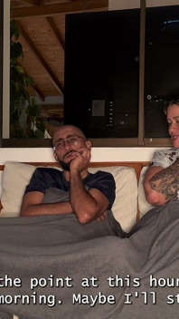 Mon beau-frère excité reste là, alors je décide de chevaucher sa grosse bite sans poilue avec ma chatte de MILF jusqu’à ce qu’elle soit pleine de sperme !