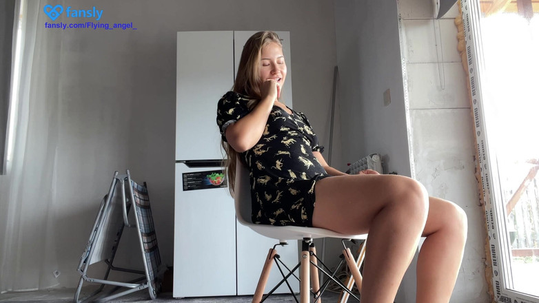 Stacy_via: Bahçıvanı baştan çıkarıyor. Mastürbasyon ve fışkırtma. Tam bana bakıyor!