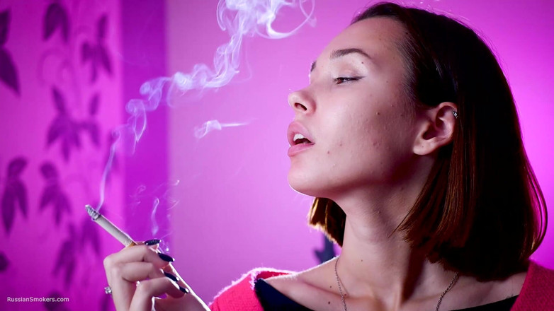 Russian Smokers: Verspielte russische schönheit, rauchen, zigarette im freien necken