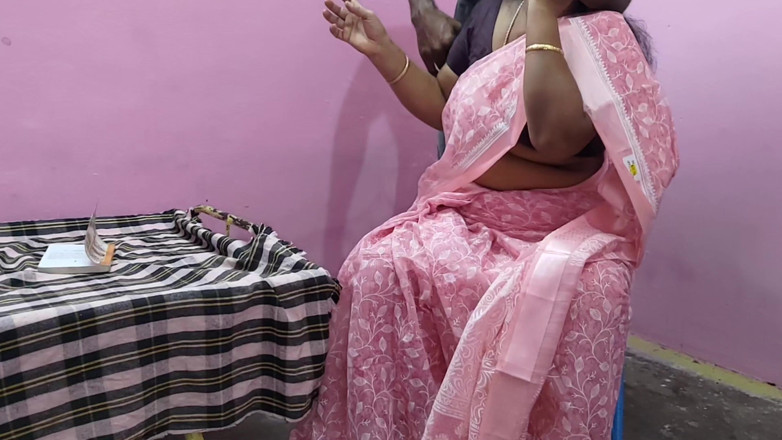 Mathvan: Tamil ciocia siedziała na krześle i pracowałem Delikatnie głaskałem jej...