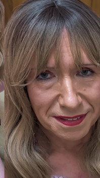 Une belle-mère trans mature vous donne des instructions