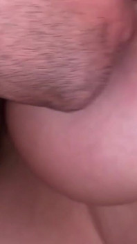 Minha nova descoberta de enormes seios naturais MILF! Dedilhando sua buceta e chupando mamilos.