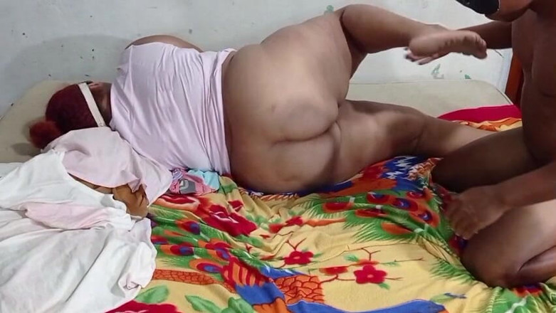 Gordita Culo Rico: 継母にマッサージをしに行ったら、彼女は興奮していました。