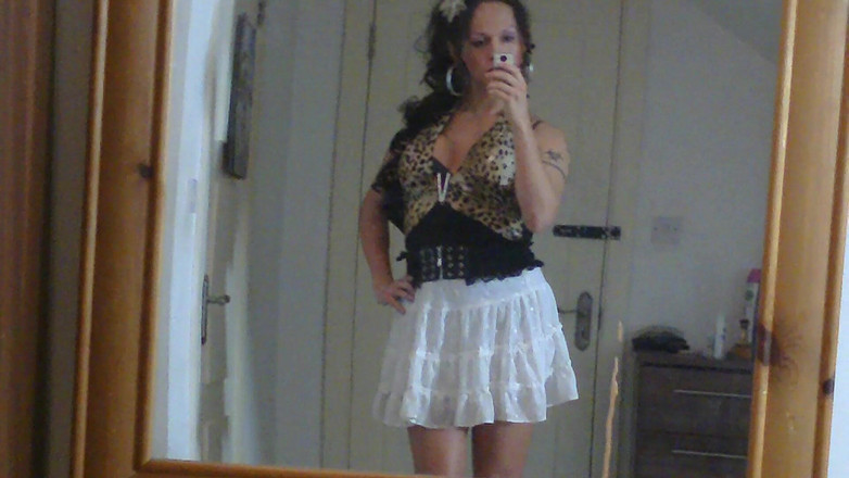 Nikki Montero: Nikki Montero je děvka se dívá do zrcadla