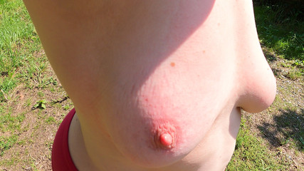 Bouncy Tits Action: 太陽の下で殴られたふっくらとしたアダー