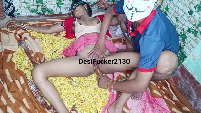 DesiFucker2130: Il figliastro scopa la figa stretta della sua nuova figliastra...