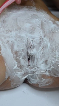 Tıraş makinesi ve tıraş köpüğü ile tıraş bıçağı ile kıllı bir amcığı tıraş ediyor! Close!