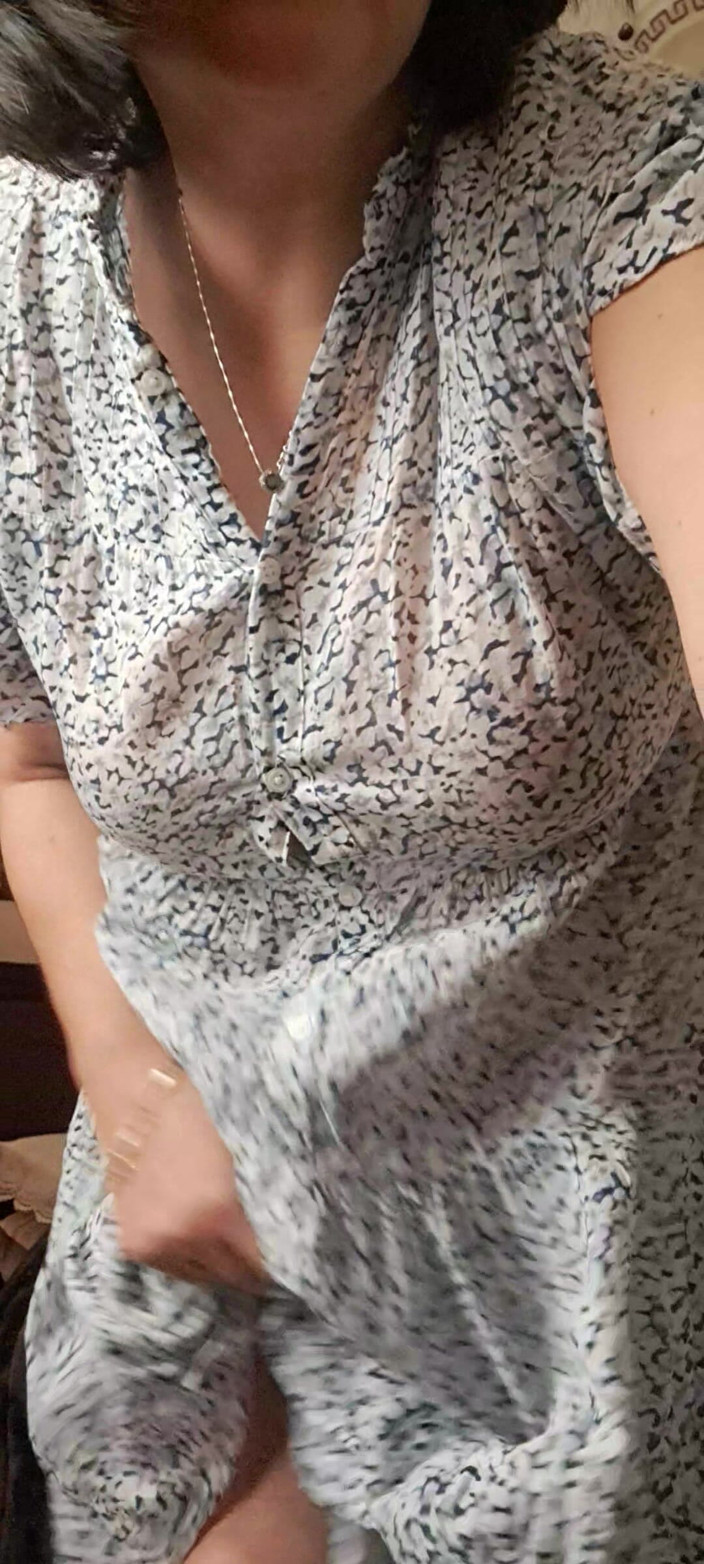 Mommy big hairy pussy: Показываю толстую, волосатую киску мачехи под платьем