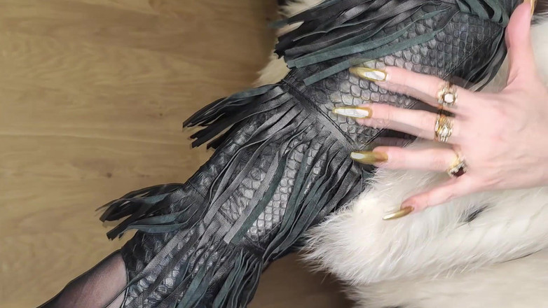 Princess18_: 展示我的新皮大衣并在它们上摩擦我的脚