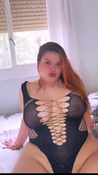 Esposa infiel faz um striptease e se masturba em vídeo chamada com seu vizinho