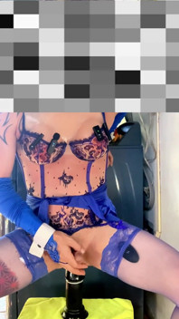 Śliczne Femboy na wysokich obcasach Bardzo seksowna niebieska pończocha bielizna pokazująca majtki na zewnątrz
